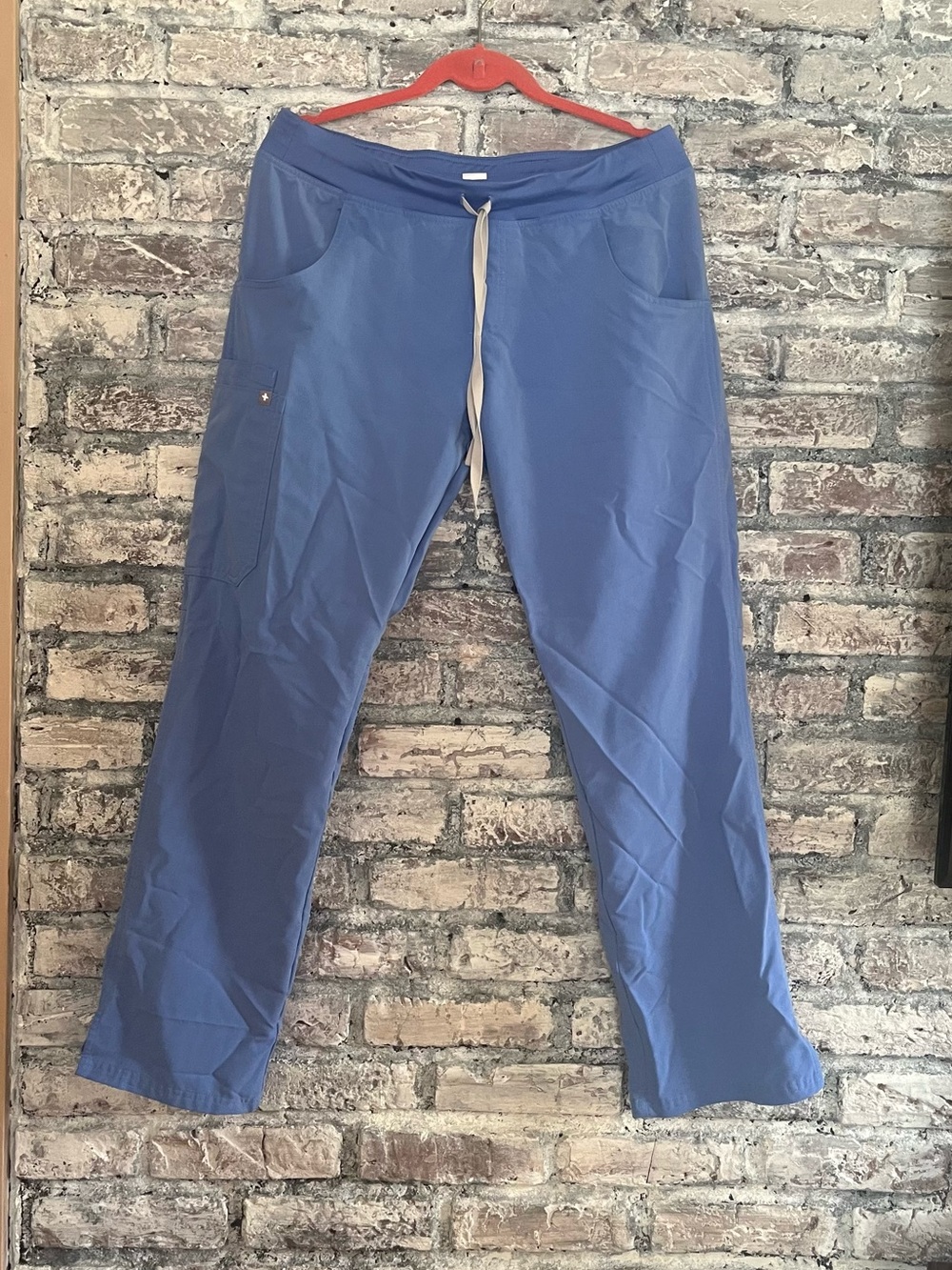 Figs woman Kade Cargo Scrub Pants-Ceil Blue side pockets/bottom slits. Excellent